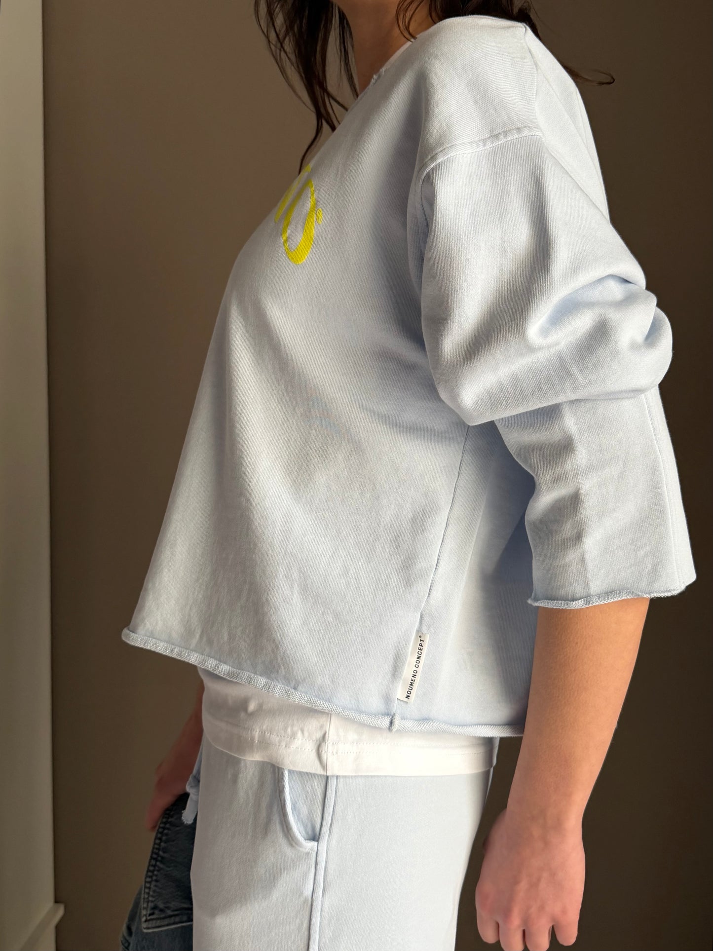 Felpa boxy azzurra con scritta fluo