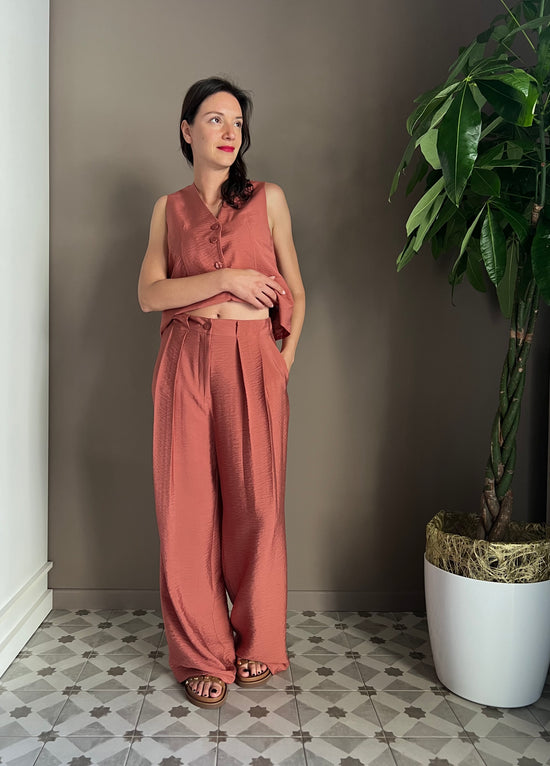 Pantalone in viscosa con pinces peperoncino