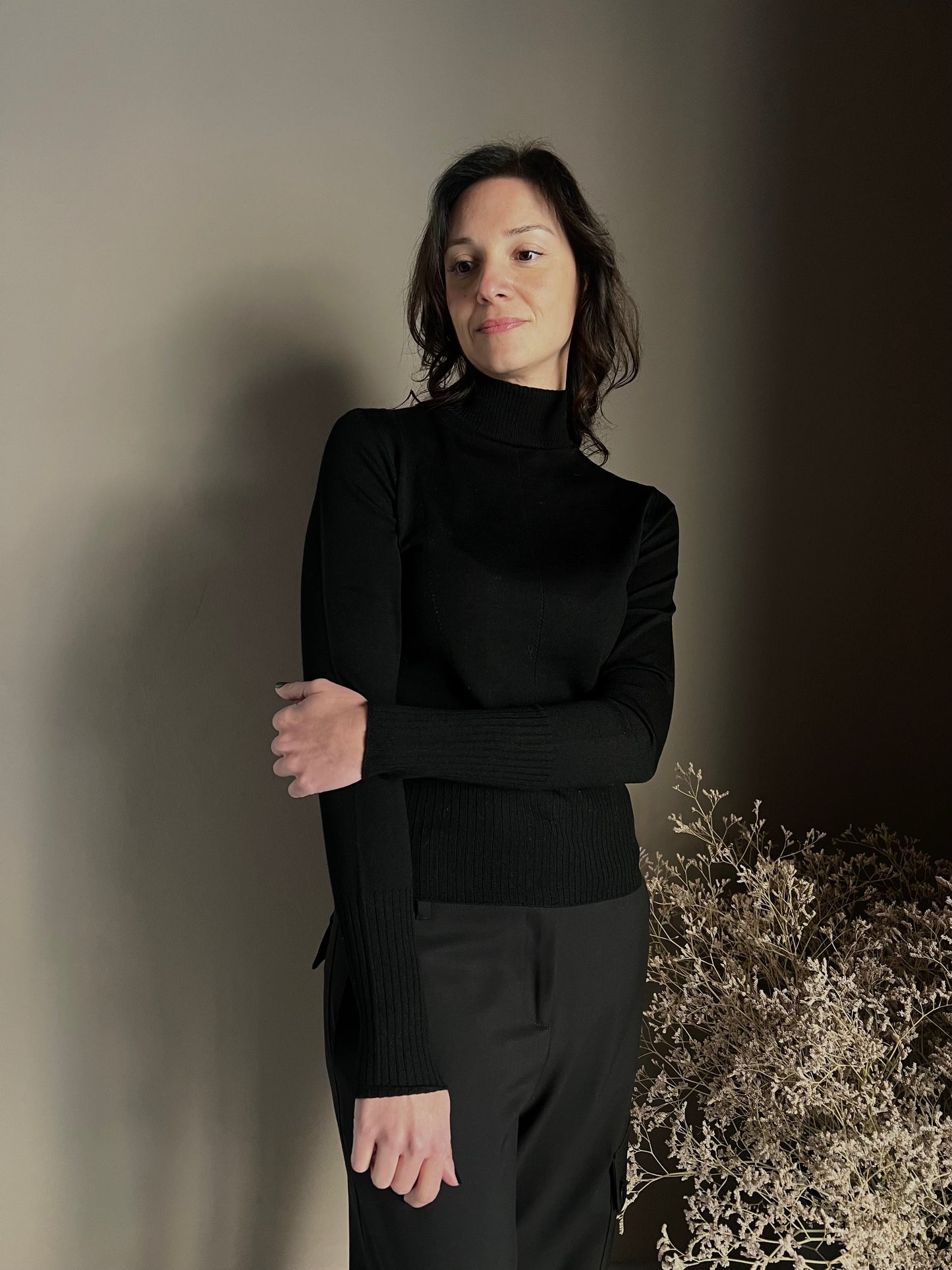 Maglia in lana rasata collo alto nero