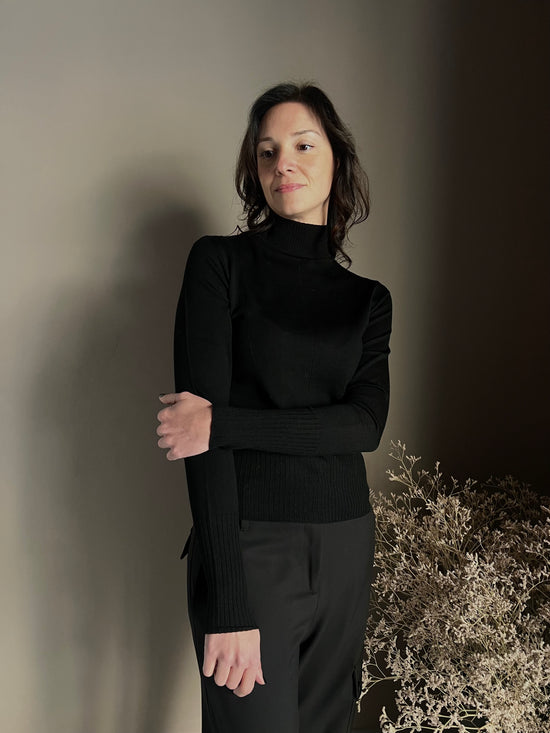 Maglia in lana rasata collo alto nero