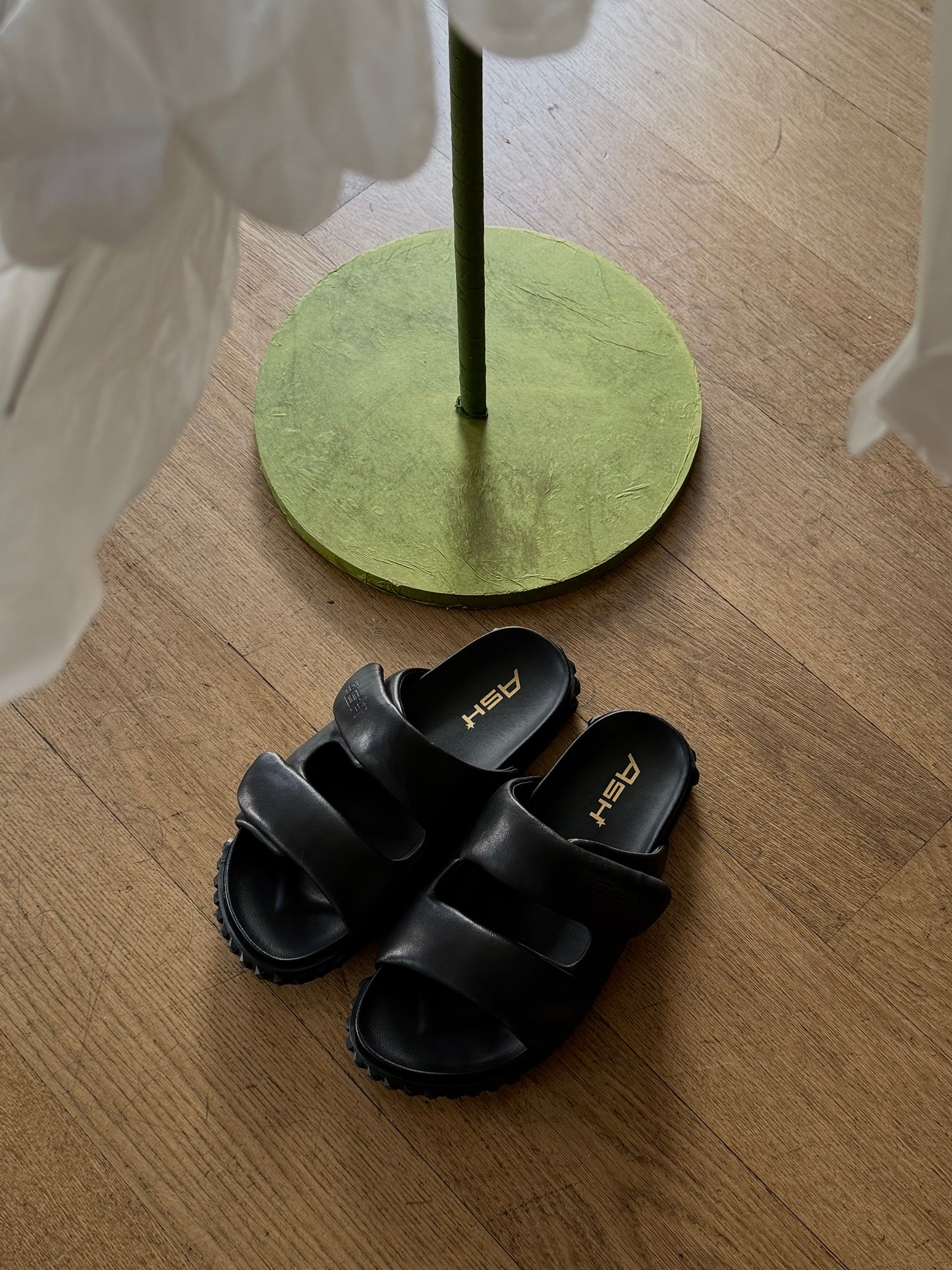 Sandalo ASH Nappa Nera con Borchie Rubber