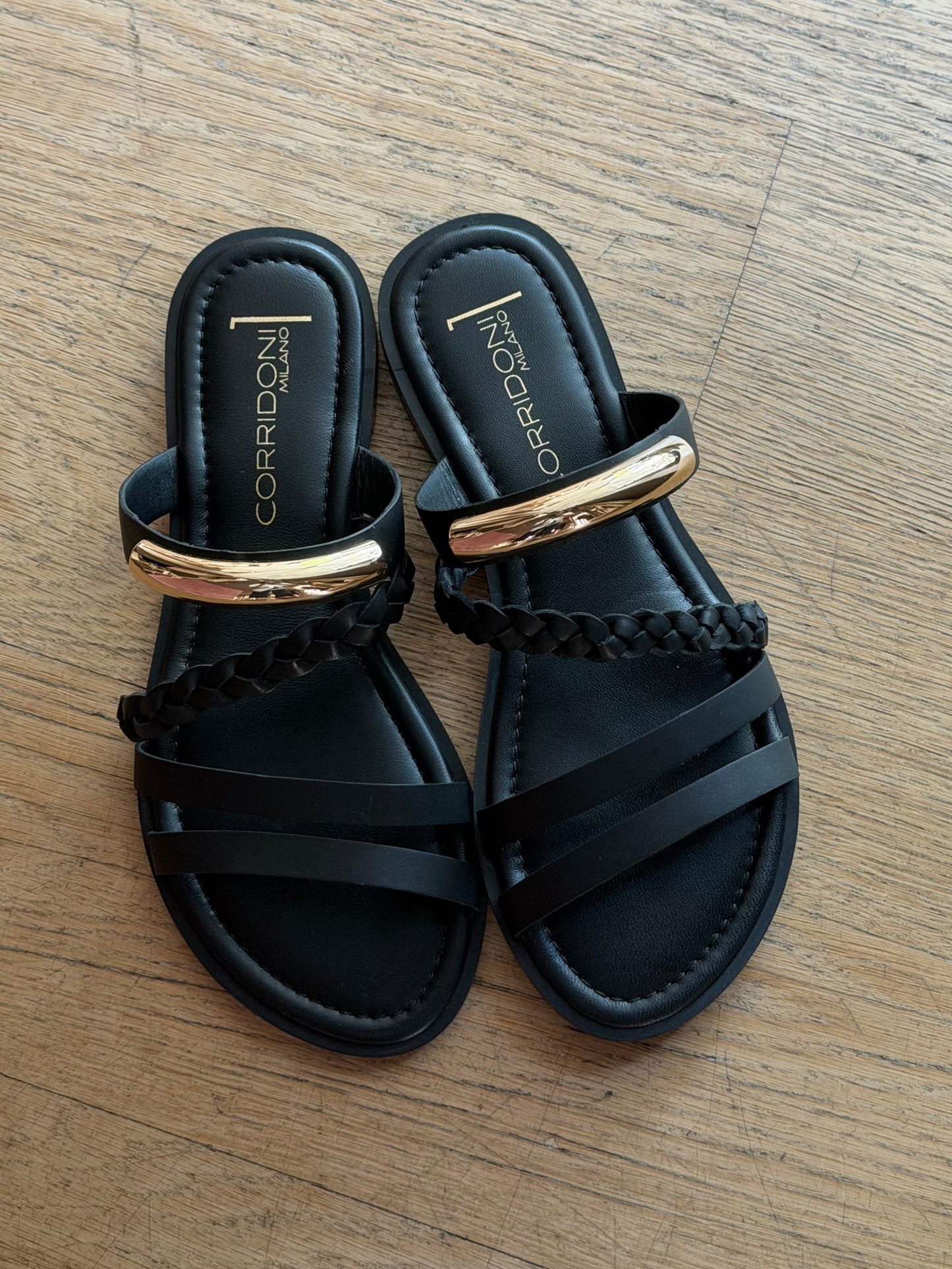 Ciabattina Flat con fettuccia intrecciata e dettaglio gold