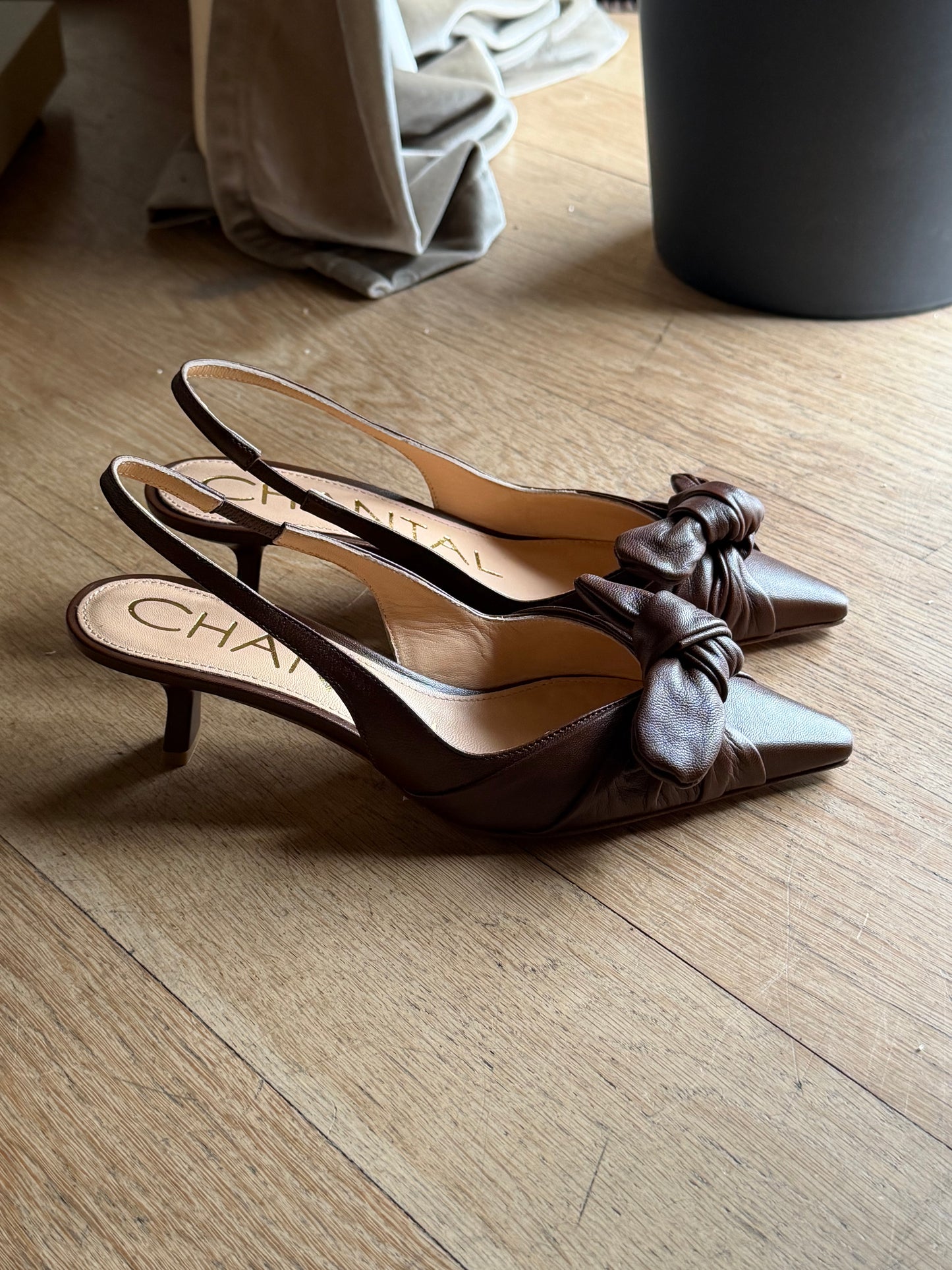 Decolletè in nappa con nodo