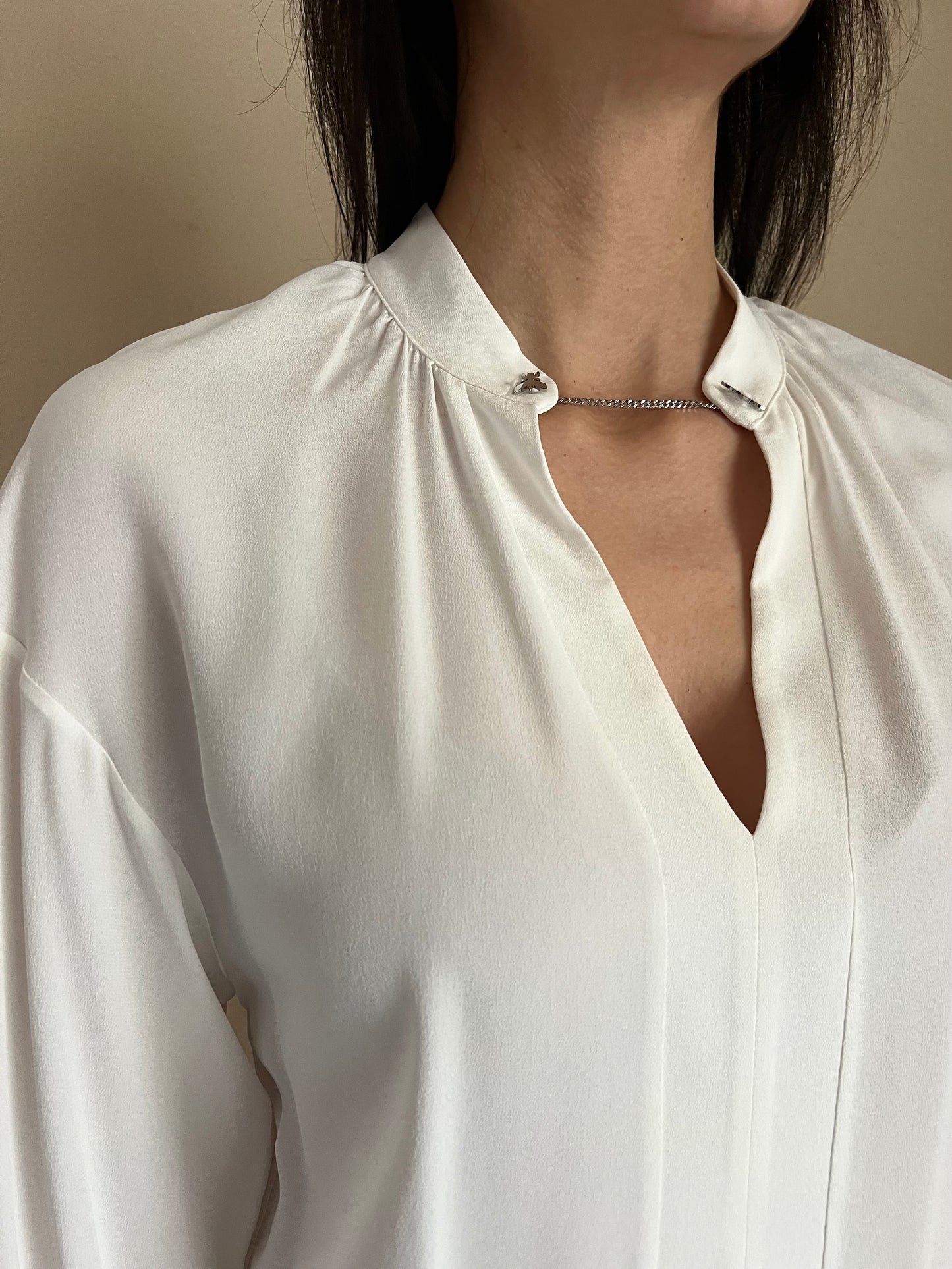 Camicia con scollo a V e catenella