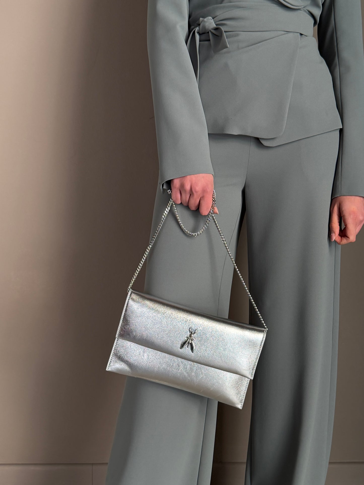 Borsa pochette in pelle laminata silver