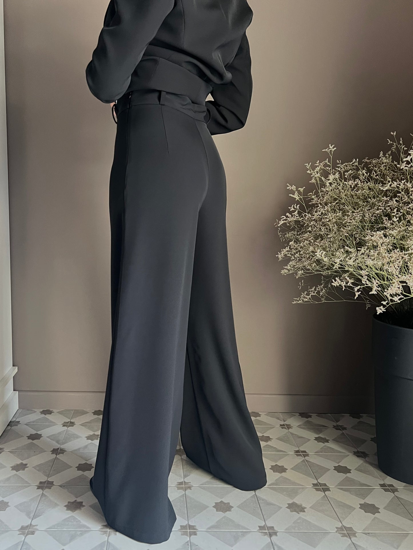 Pantalone nero in crepe vita alta