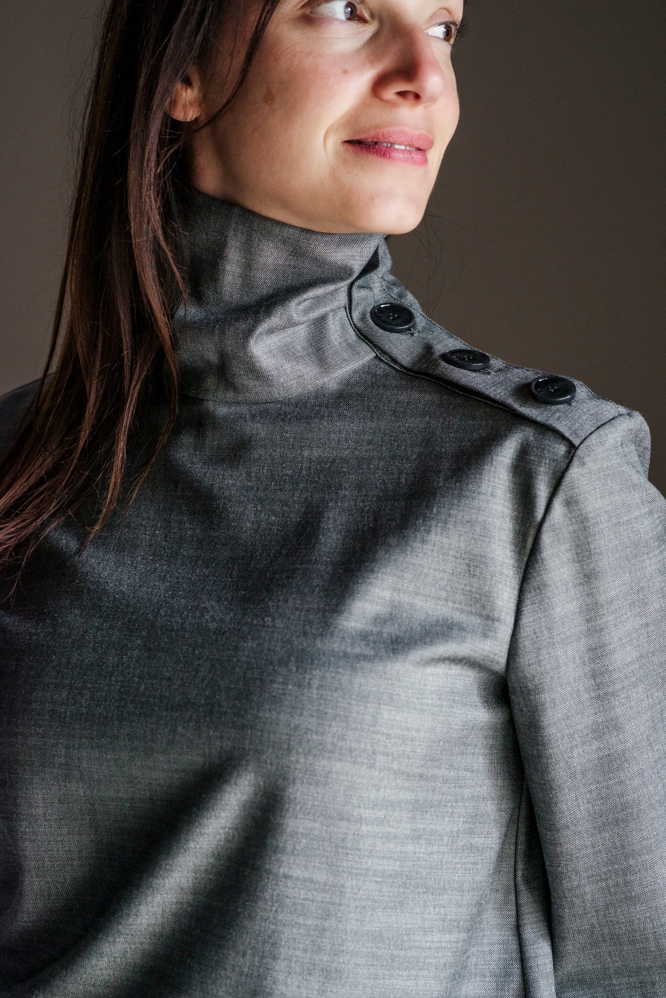 Blusa con collo alto e bottoni