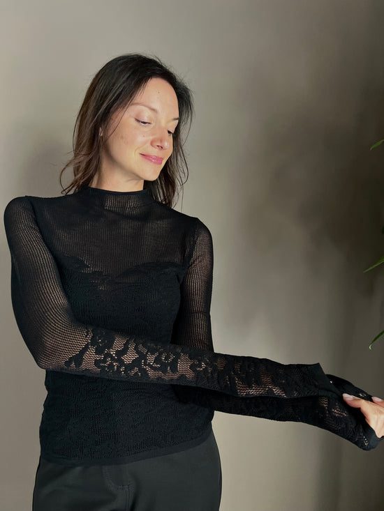 Maglia dolcevita a taglio vivo effetto pizzo