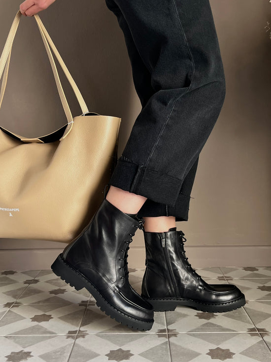 Stivaletto combat in pelle con suola carrarmato