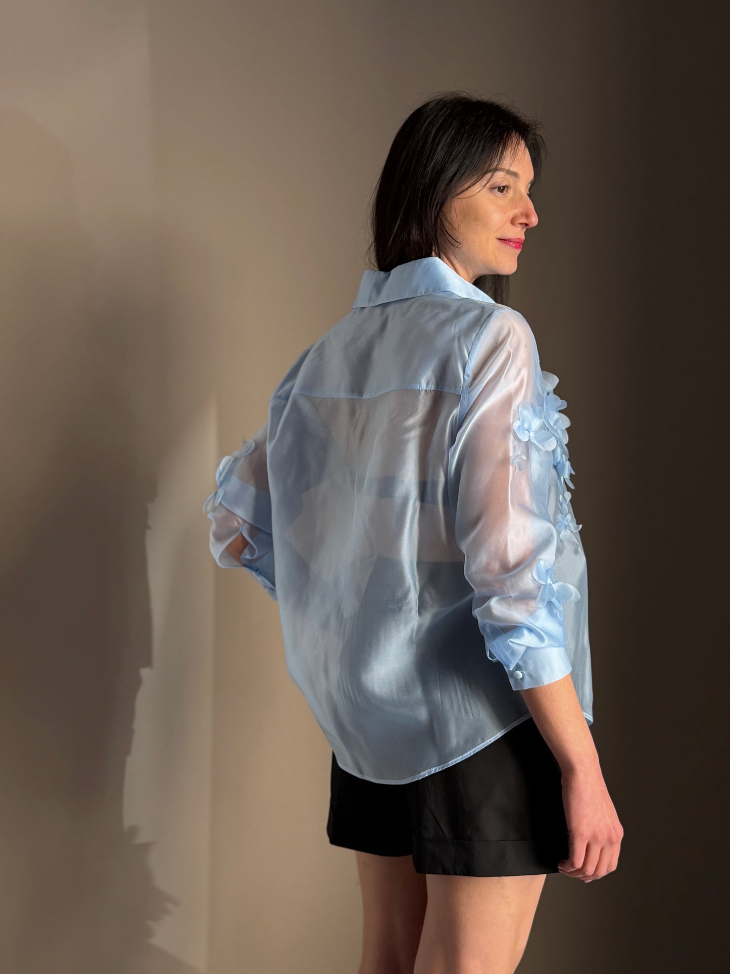 Camicia Azzurra con Applicazioni Floreali