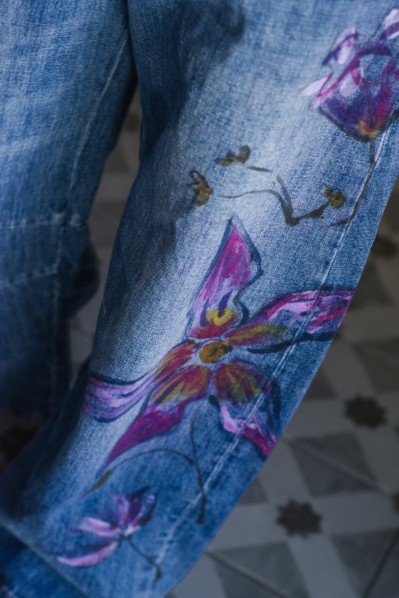 Pantalone denim dipinto a mano