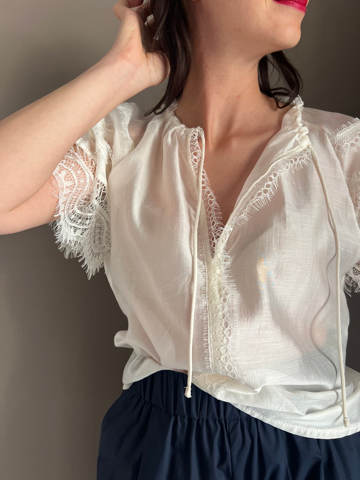 Blusa manica corta con inserti in pizzo cream