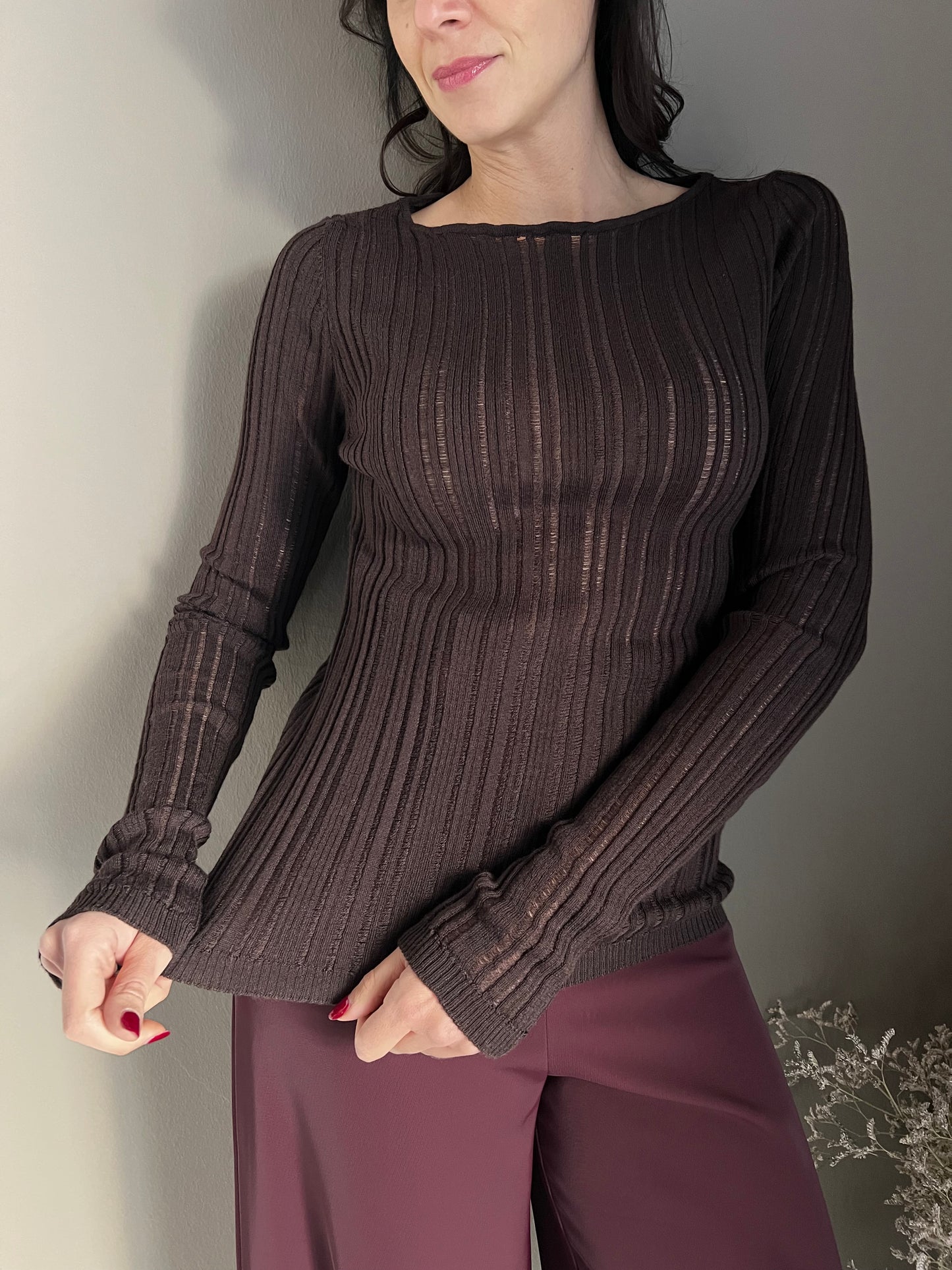 Maglia slim fit a costine in misto lana fondente