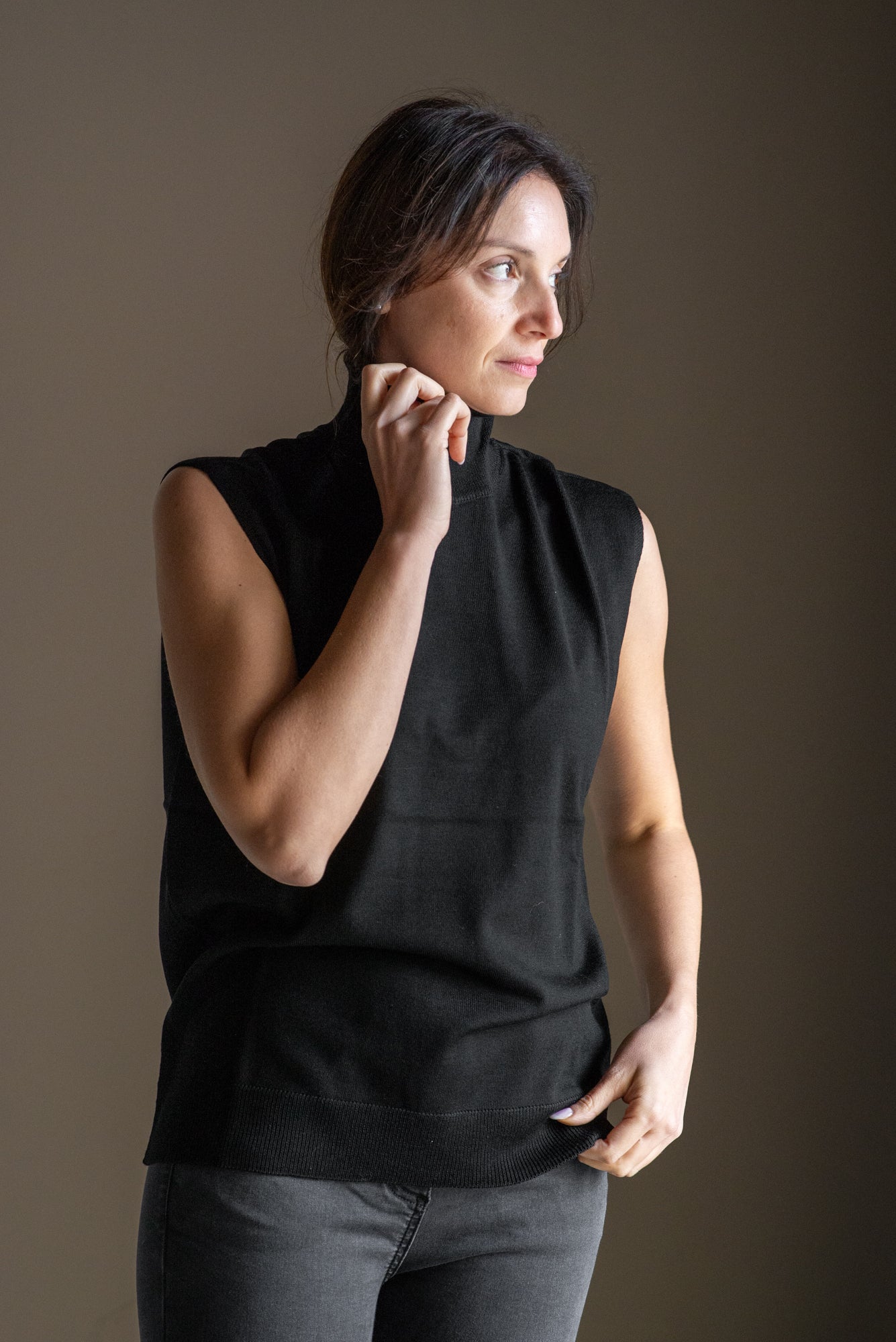 Maglia smanicata in lana nera