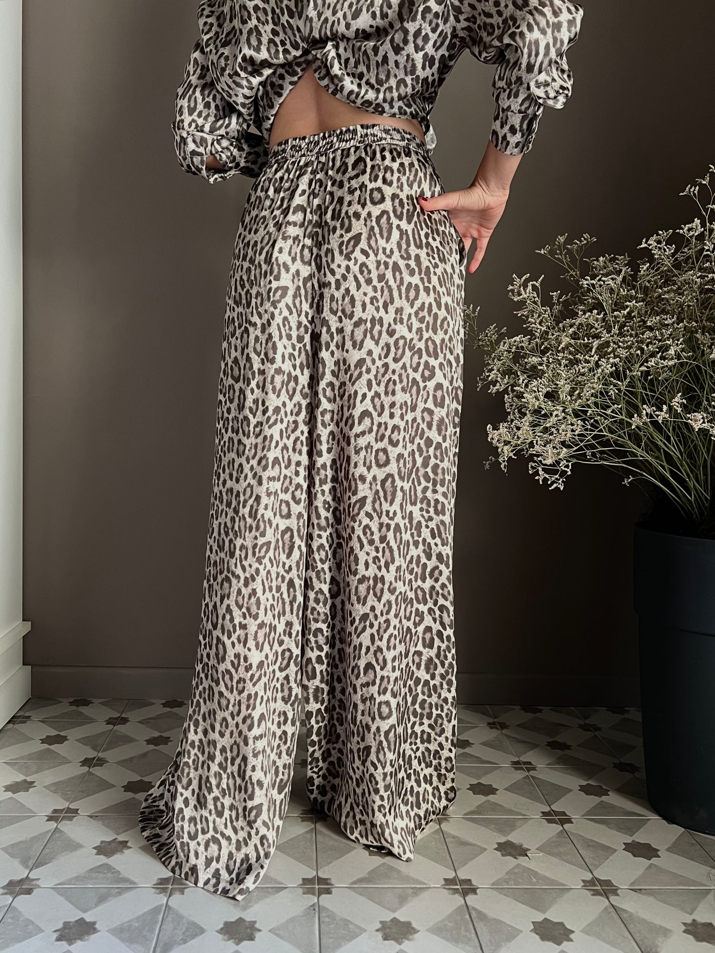 Pantalone in viscosa con stampa animalier