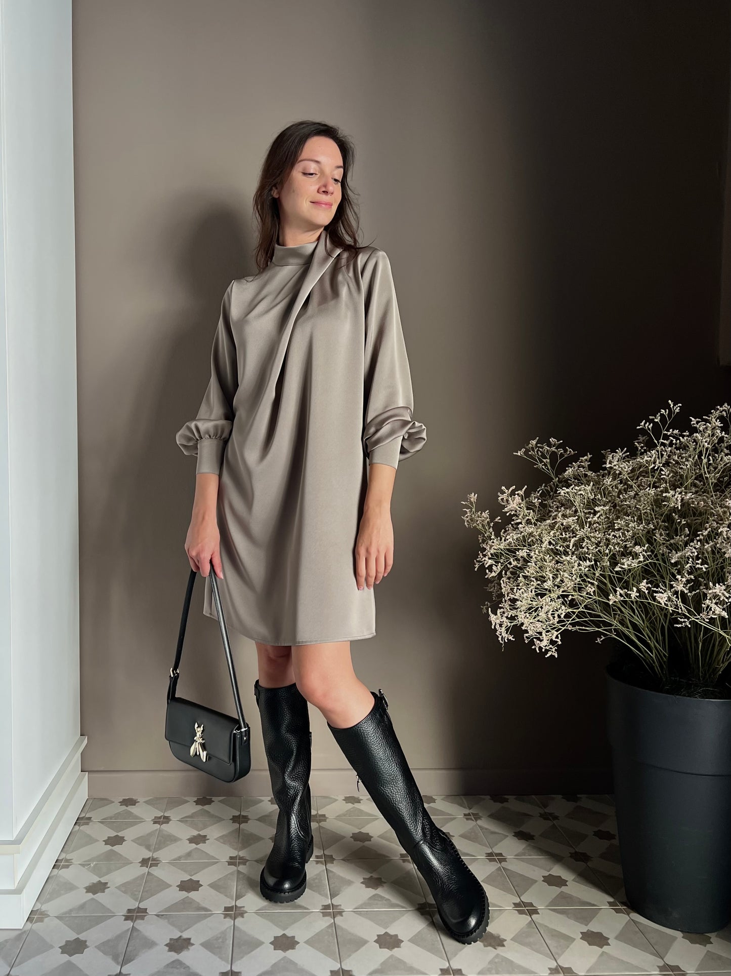 Abito in satin con collo drappeggiato