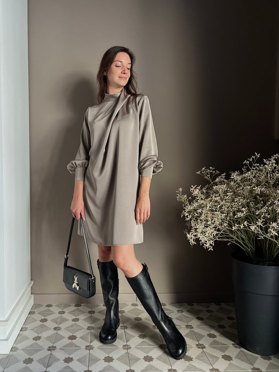 Abito in satin con collo drappeggiato