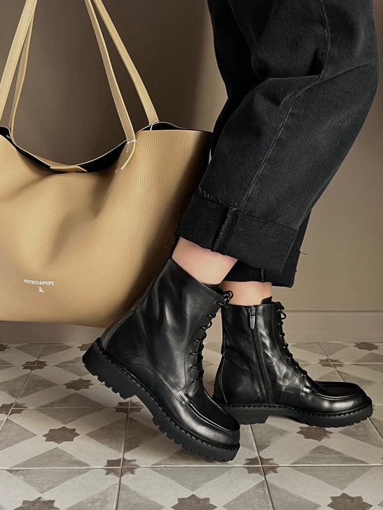 Stivaletto combat in pelle con suola carrarmato