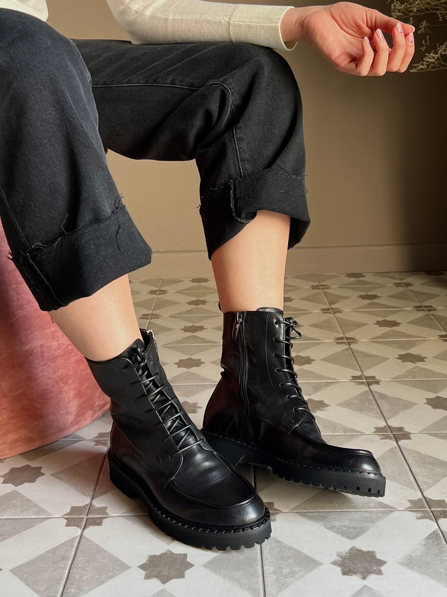 Stivaletto combat in pelle con suola carrarmato