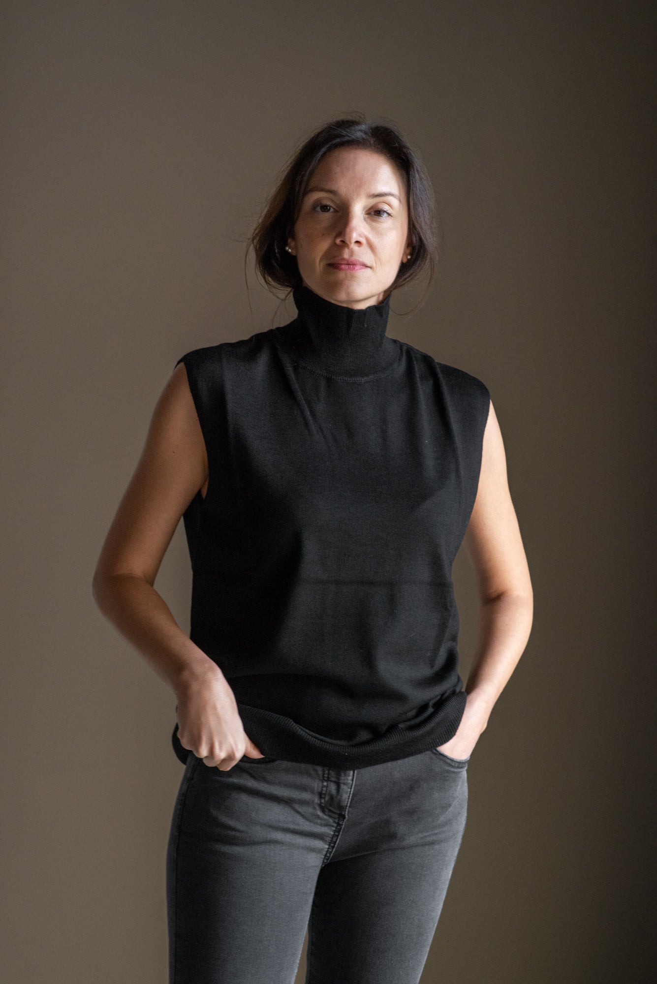 Maglia smanicata in lana nera