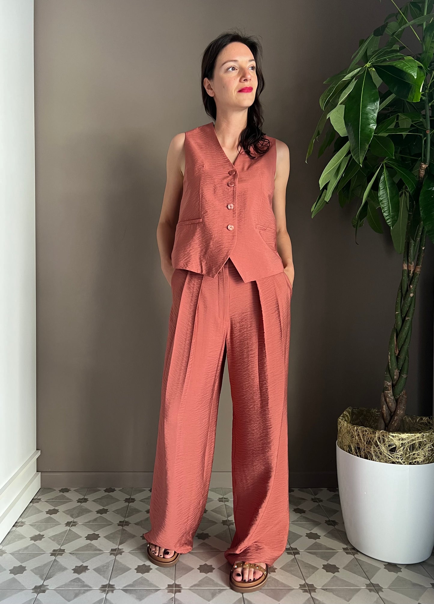 Pantalone in viscosa con pinces peperoncino