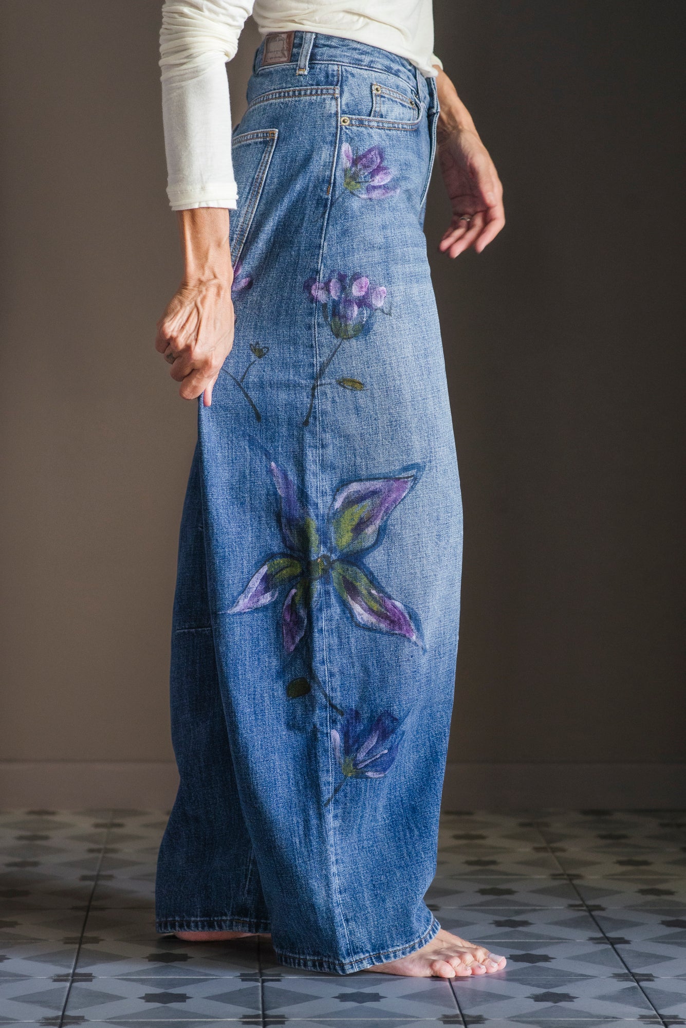 Pantalone denim dipinto a mano