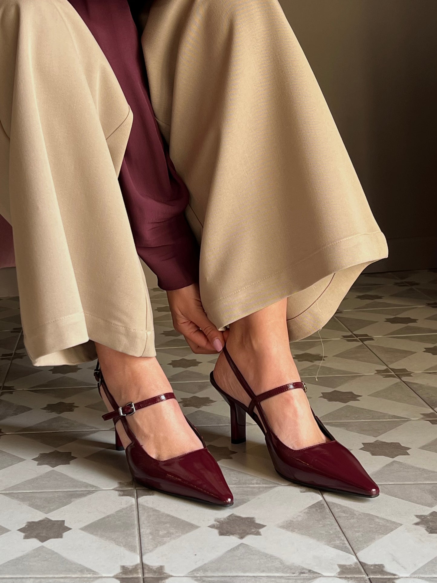Slingback in vernice con tacco sottile