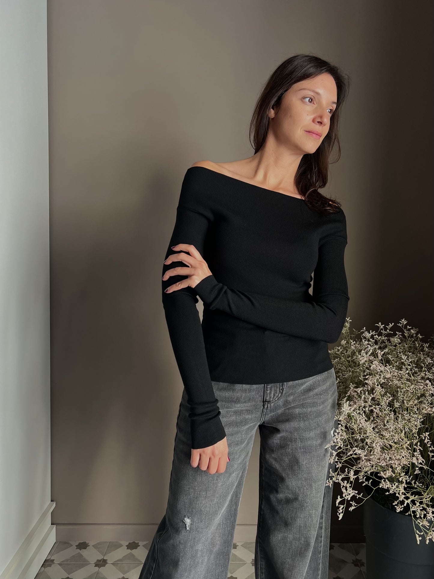 Maglia off shoulder nera