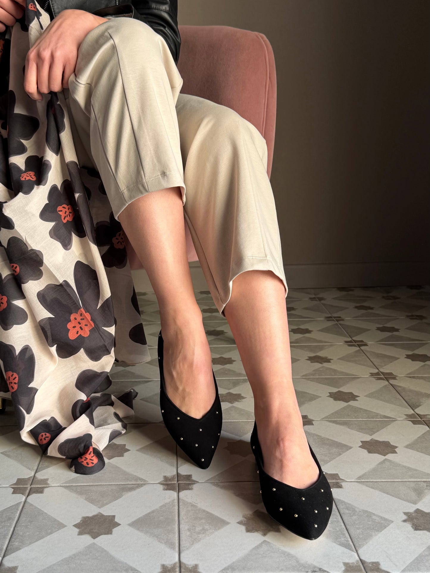 Decolletè flat in suede nera