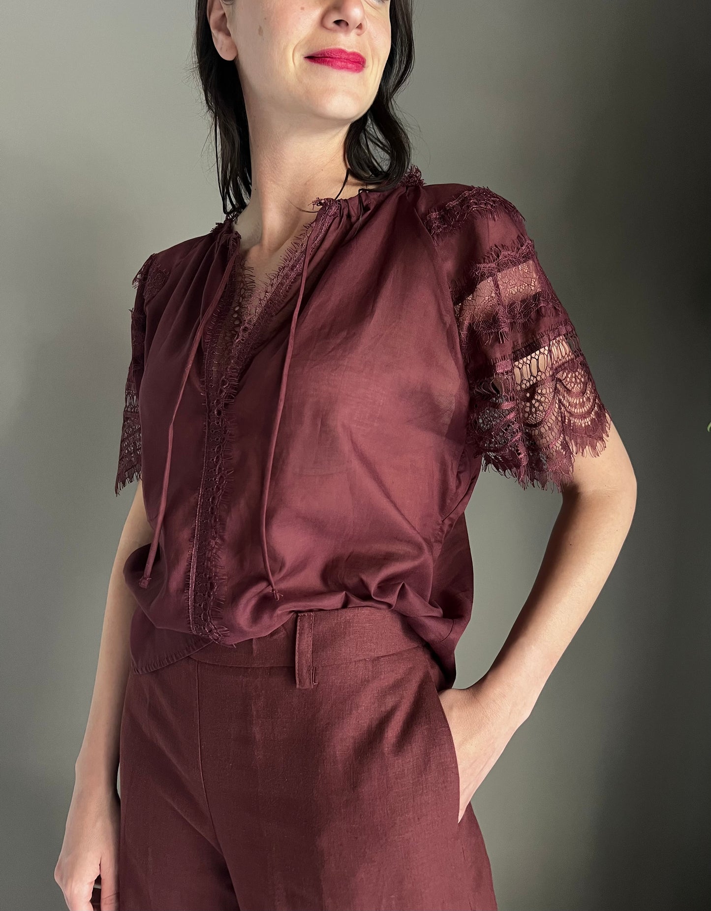 Blusa manica corta con inserti in pizzo