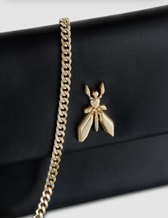 Borsa pochette in pelle nera con catena
