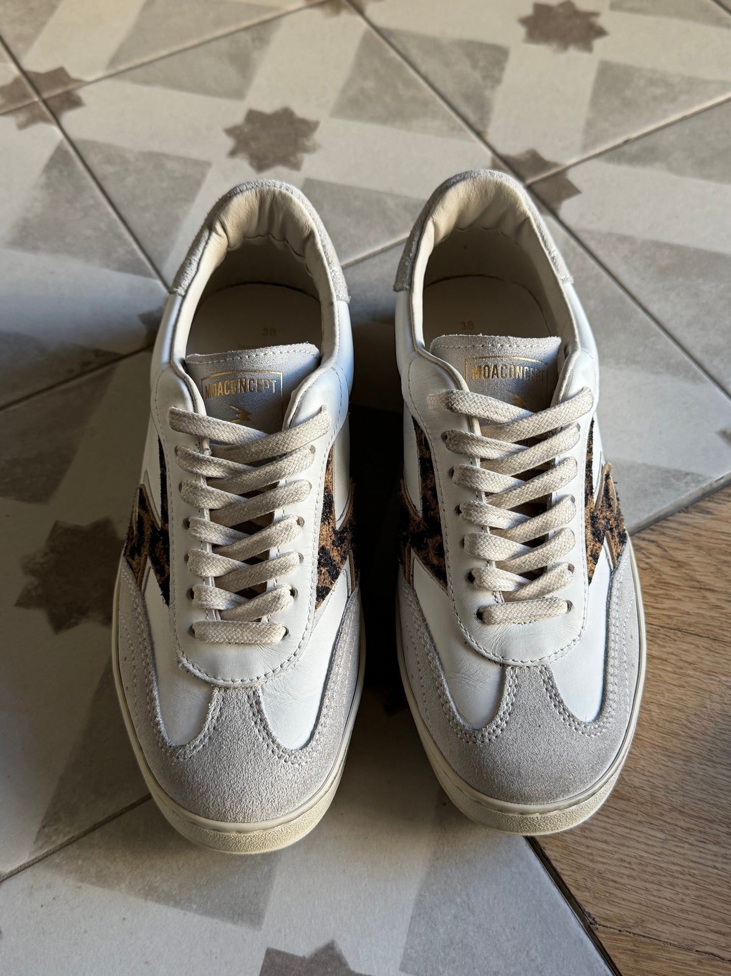 Sneakers in pelle e camoscio con dettaglio leo