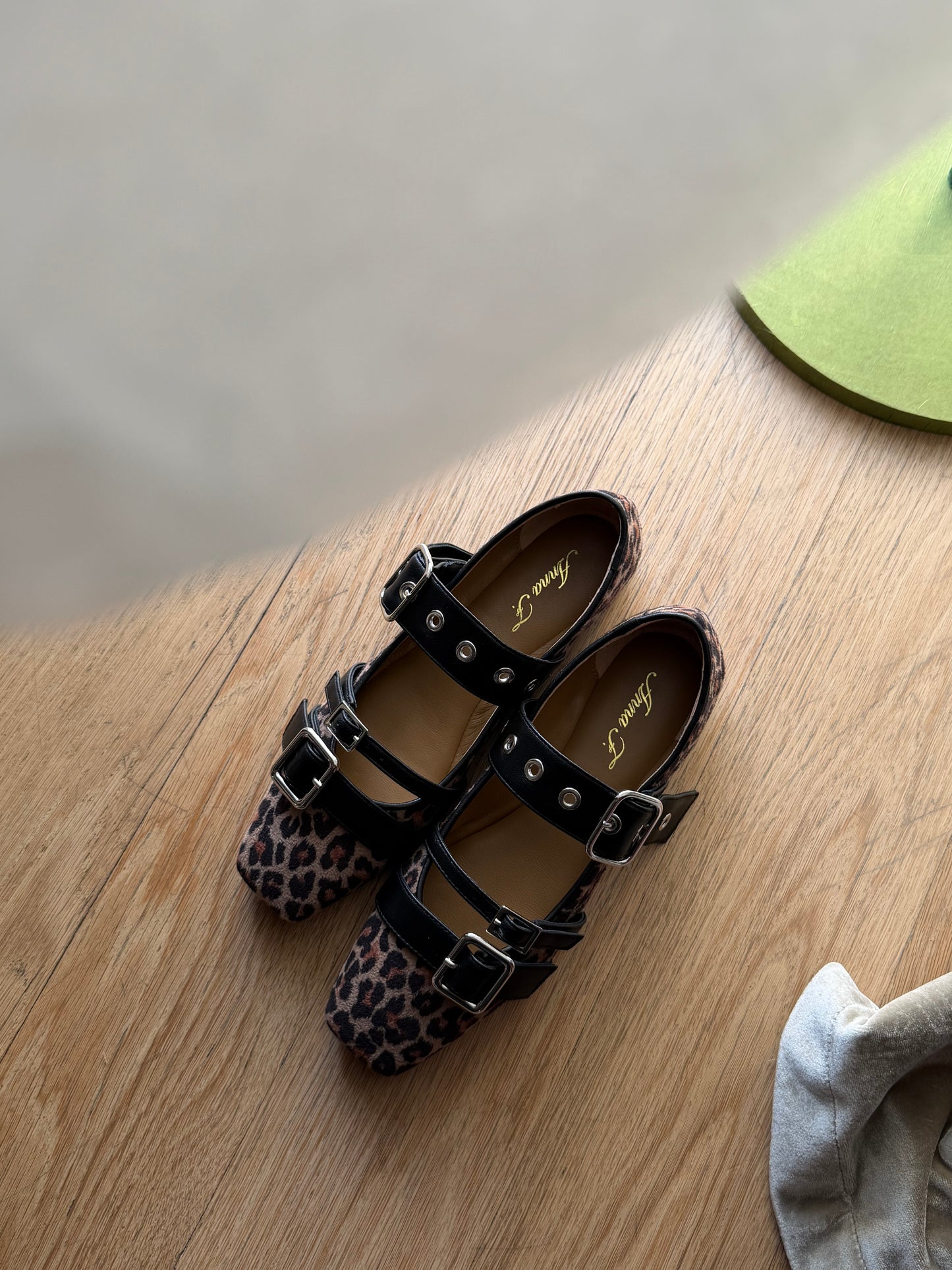 Mary Jane in camoscio maculato con fibbie a contrasto