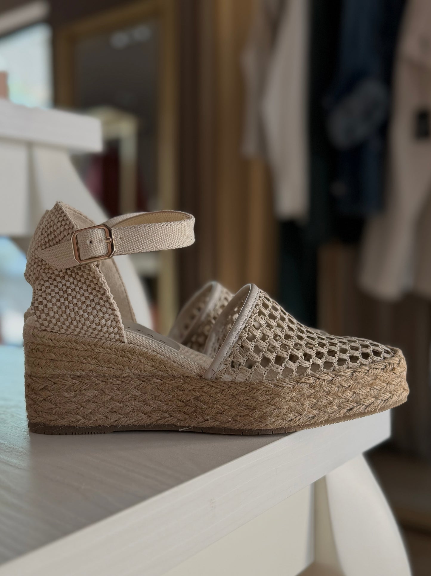 Sandalo con zeppa in corda in traforato beige