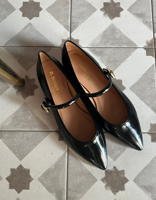 Scarpa con cinturino in pelle e fibbia oro