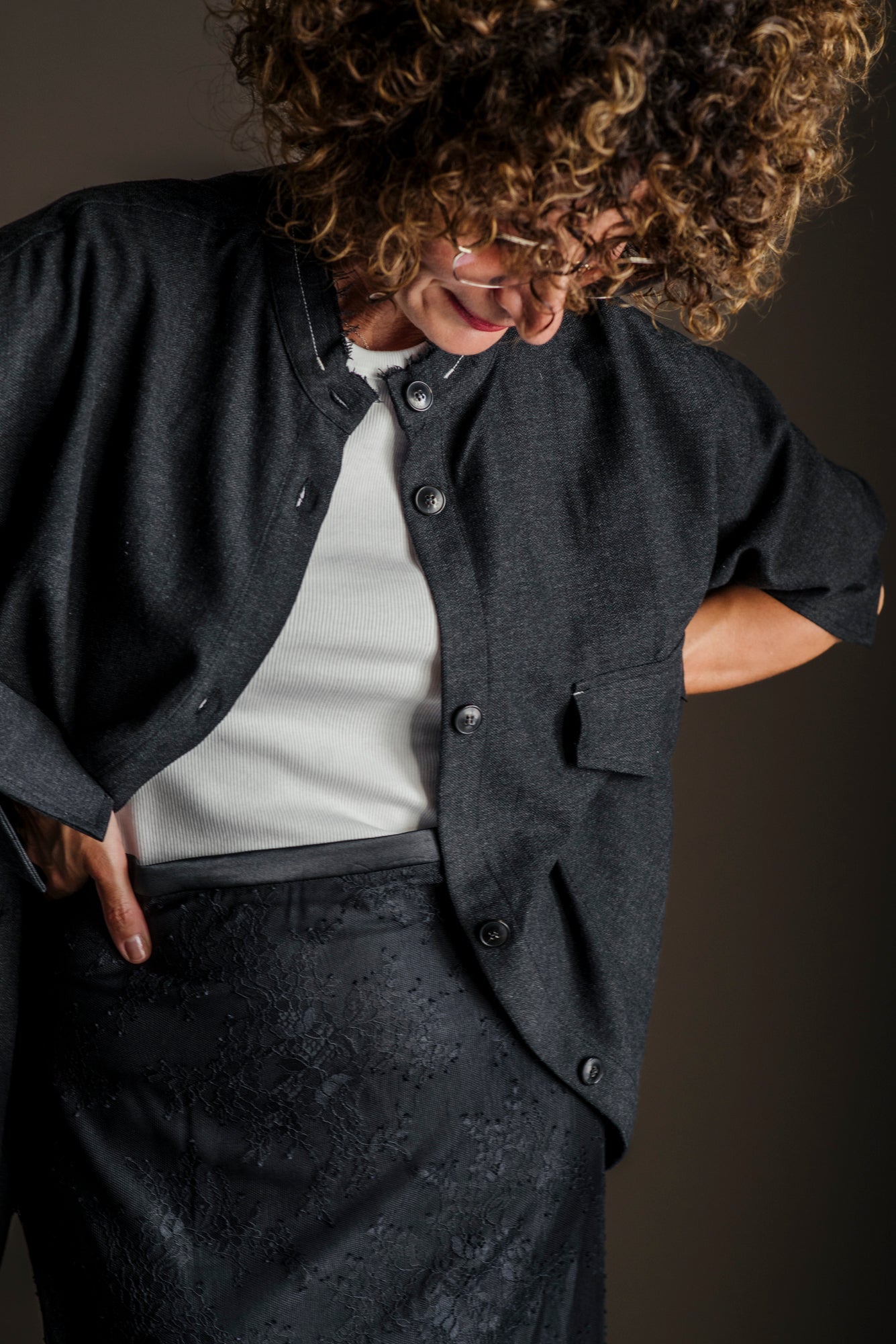 Camicia coreana con dettagli taglio vivo