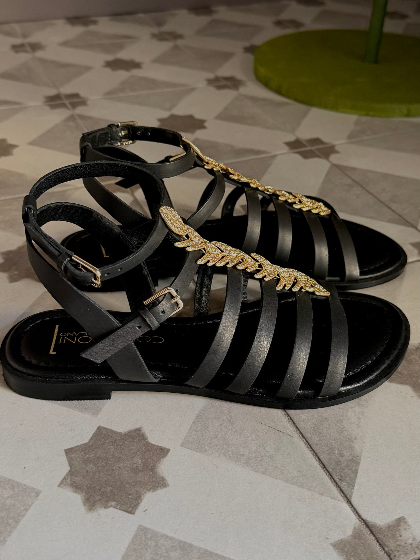 Sandalo in pelle con listini e accessorio oro
