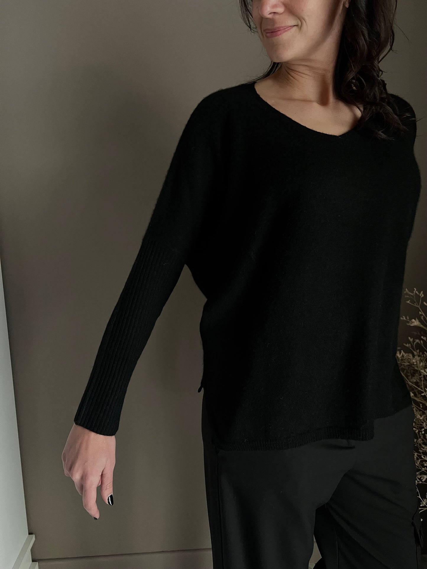 Maglia in cashmere over 100% cashemire maniche aderenti nera