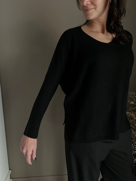 Maglia in cashmere over 100% cashemire maniche aderenti nera