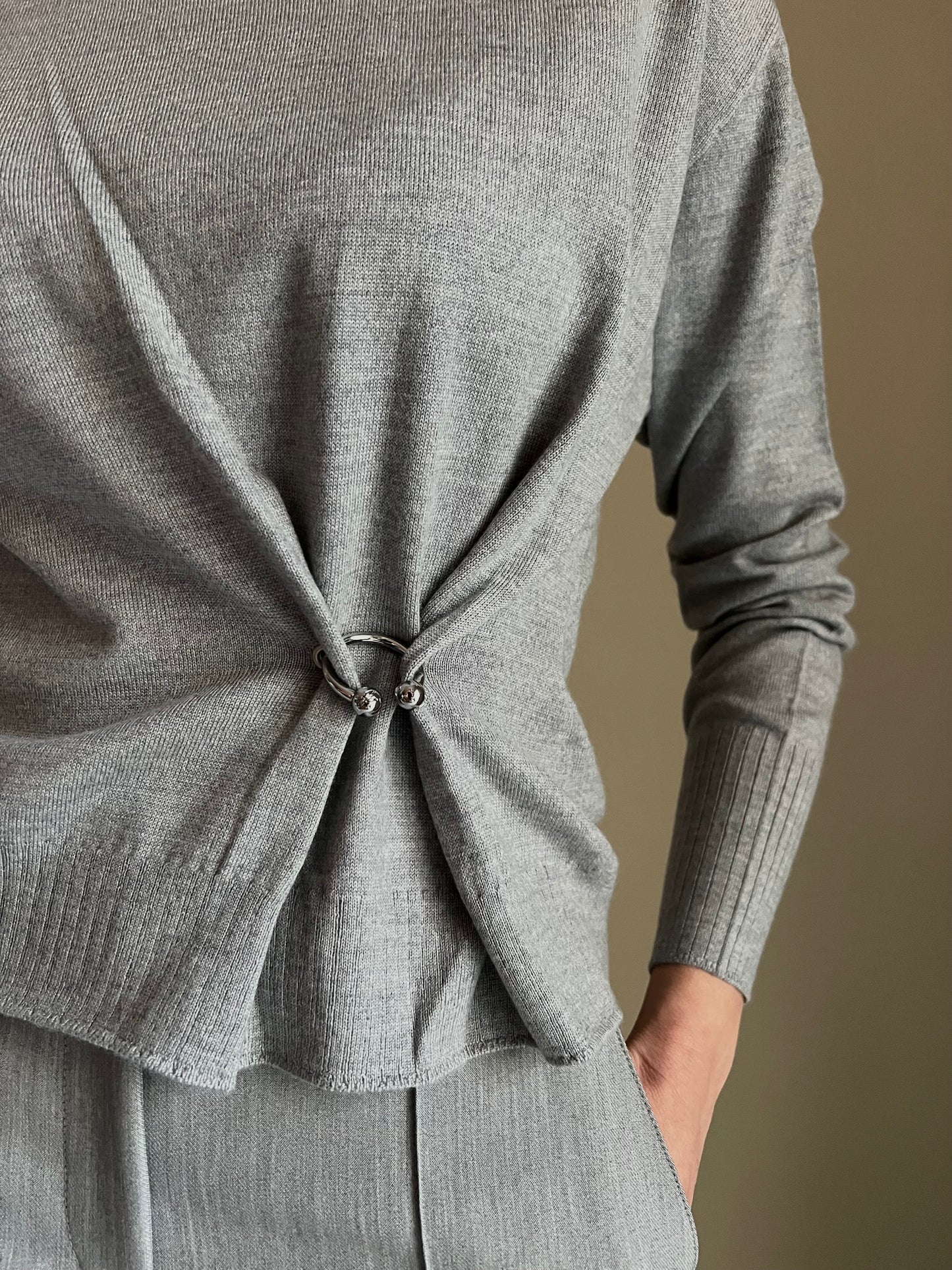 Maglia girocollo con dettaglio piercing Grey