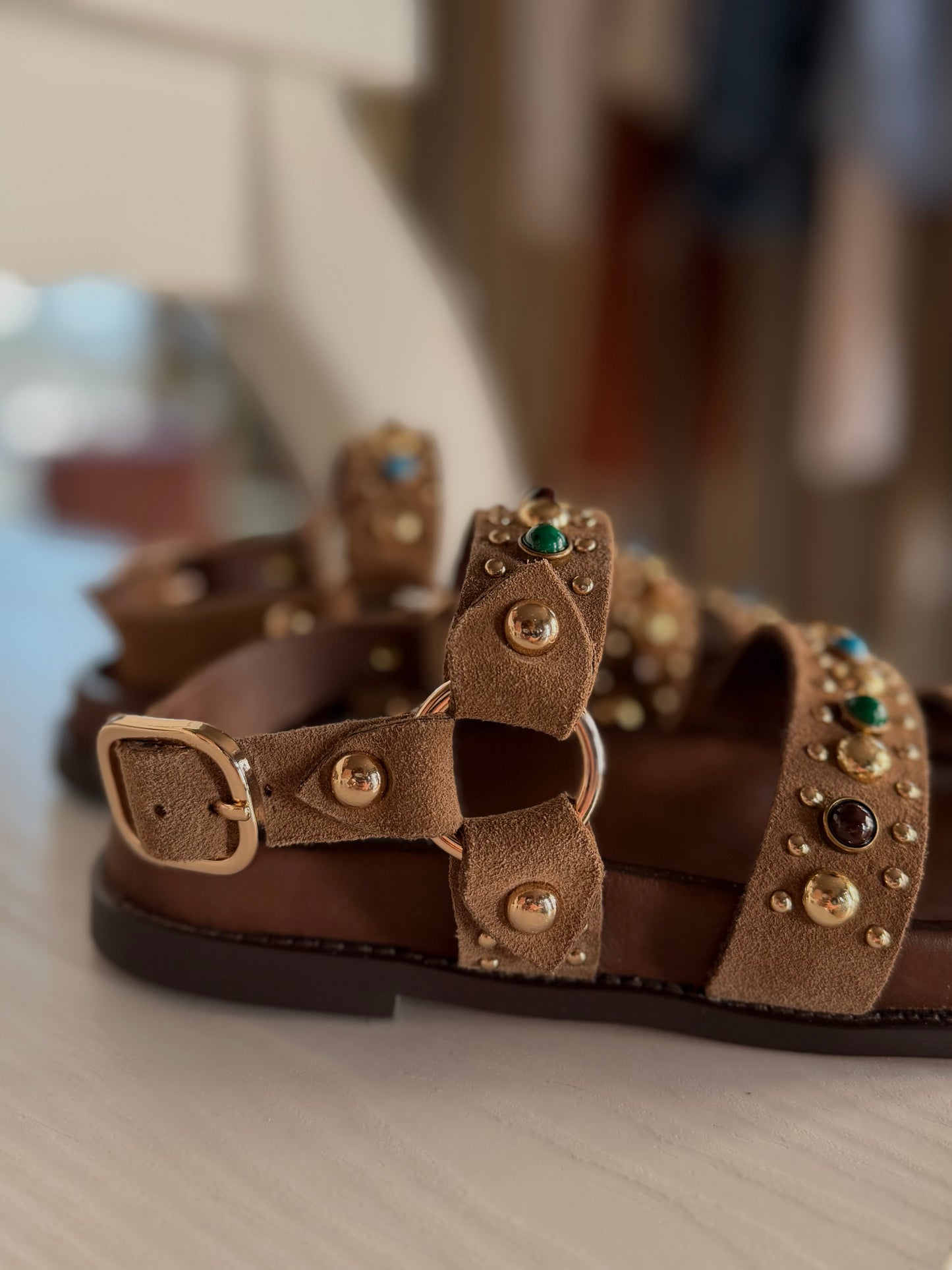 Sandalo in camoscio beige con cabochon e borchiette