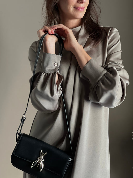 Abito in satin con collo drappeggiato