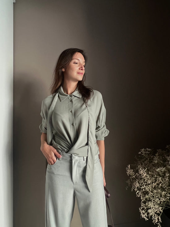 Camicia fluida in viscosa con cravattino staccabile
