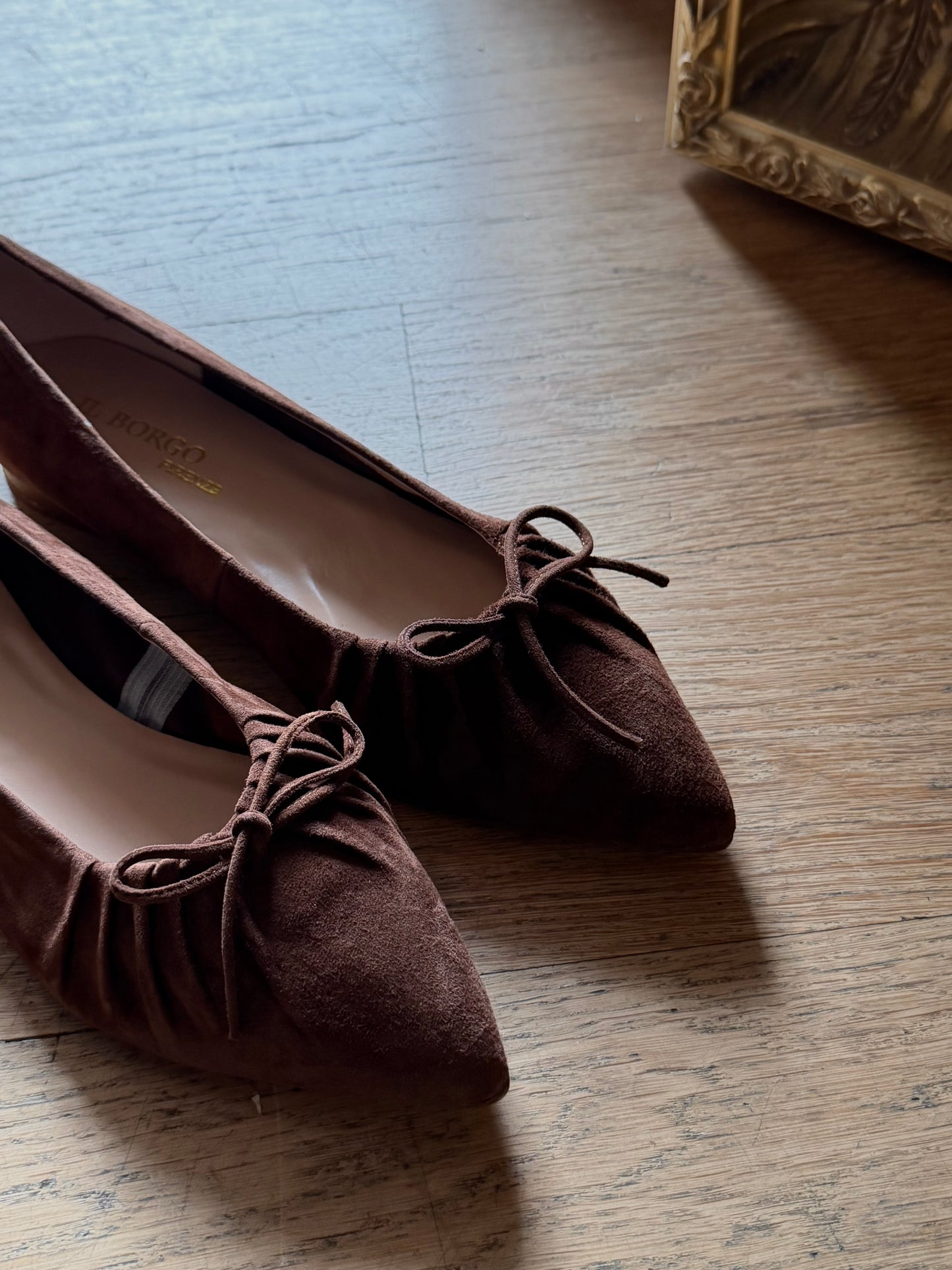 Scarpa in suede con plisse’