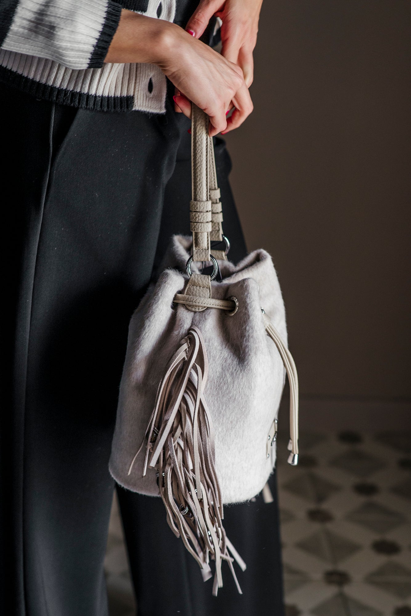 Borsa a Secchiello in Lana con Frange – La Carrie