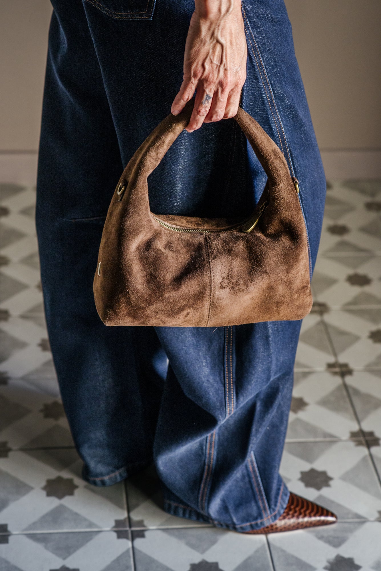 Borsa a tracolla in camoscio moro Ash