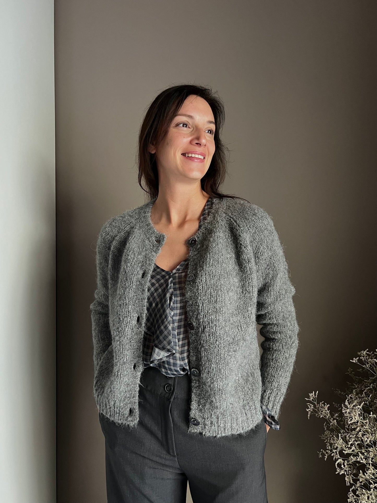 Cardigan grigio con ricamo