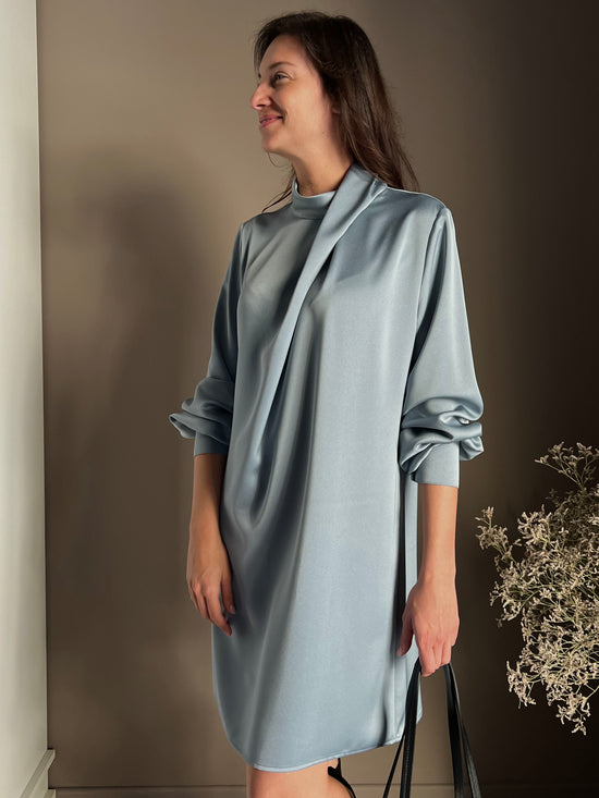 Abito in satin con collo drappeggiato light blu