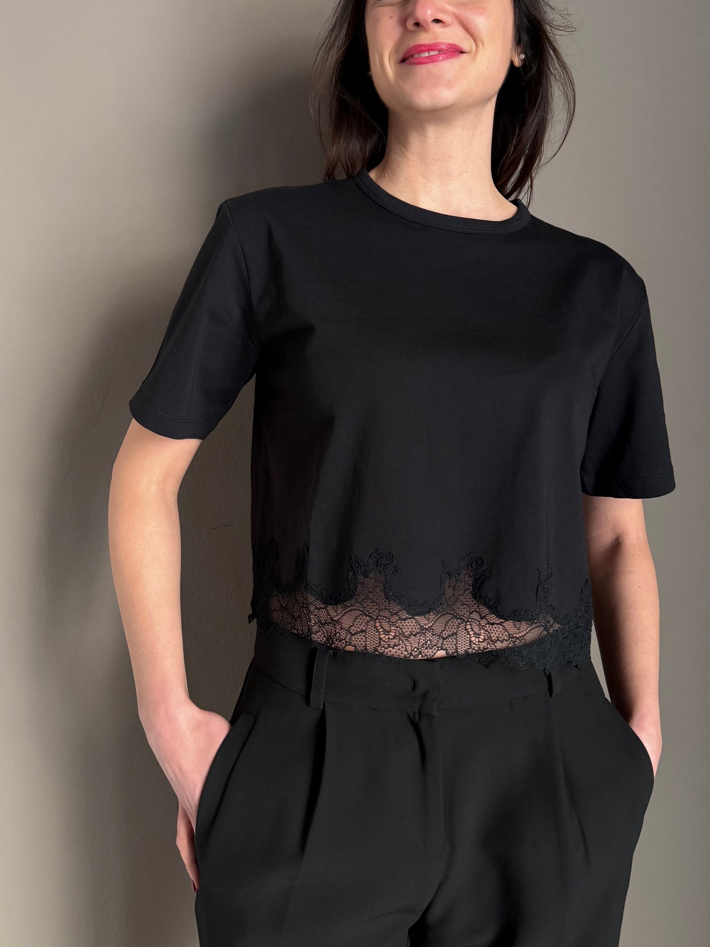 T-shirt cropped con inserto in pizzo