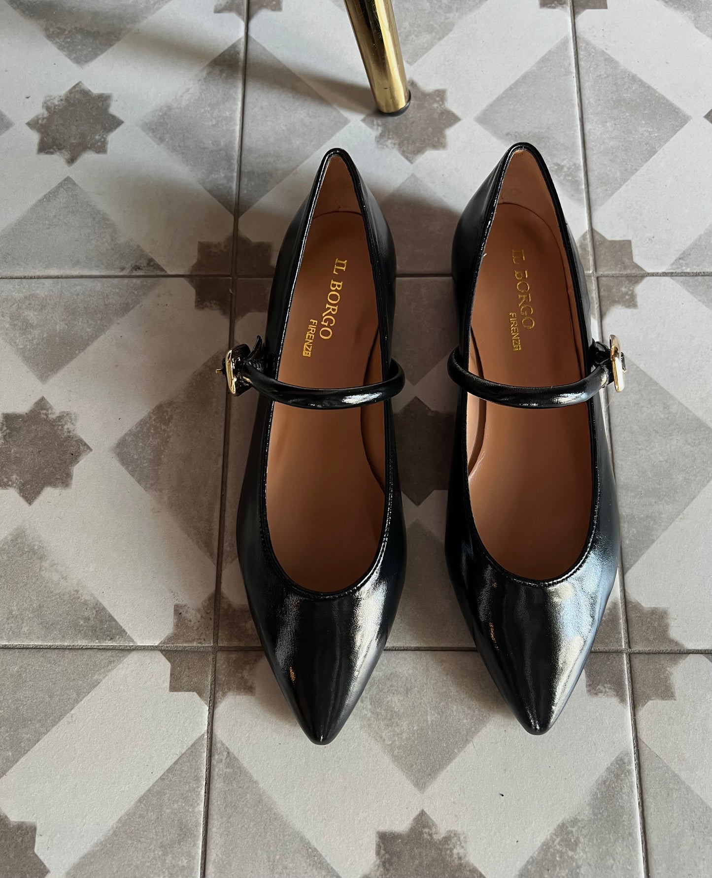 Scarpa con cinturino in pelle e fibbia oro